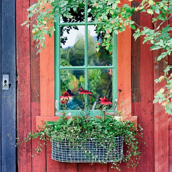 Balcony+basket+on+Facade.jpg
