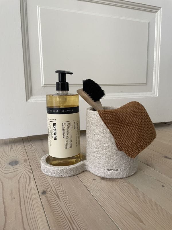 Humdakin_SKU201_DishBrush_HorseHair_SKU93_KnittedDishCloth_Tabacco_SKU530_DishWashingHolderSmall_Sandstone_03DishSoap.jpg