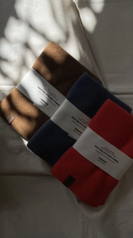 Humdakin_SKU83_KnittedKitchenTowel_RedGrape_BlueStone_Tabacco_A.jpg