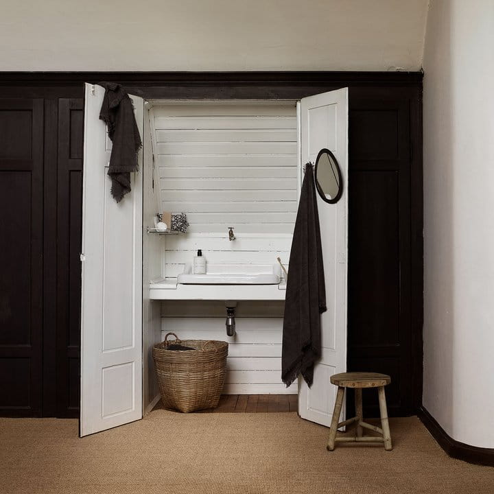 bamstoolh35_basmarket-m_staylibbath-pirate_handsoap-vanilla_towelfeel50-phantom_mirroregg-l-tin.jpg__720x720_q85_crop_subsampling-2_upscale.jpg