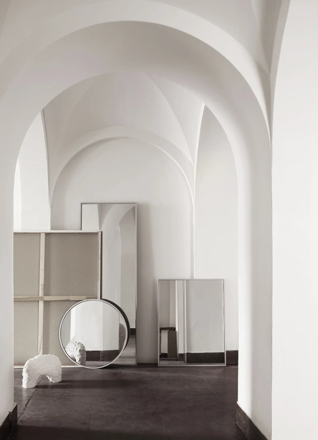 LIFESTYLE_METMIRRORO70_METMIRROR60x170GREY_METMIRROR80x180GREY.jpg