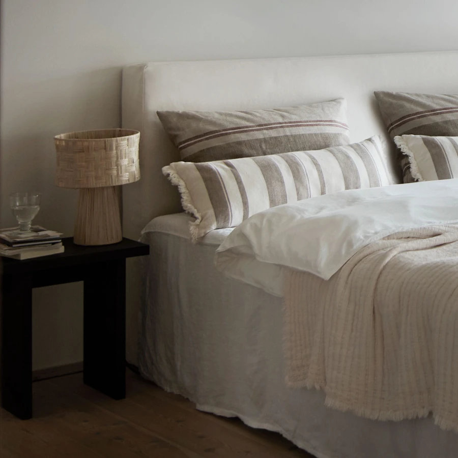 tinekhome_home_14_KORUSTOOL-BLACK_LAMPBAST-PLEAT_EVERSTRIPE75-SAND_MALI30X80-HAZEL_BEDPLAIN180-PEPE-CREAM.jpg
