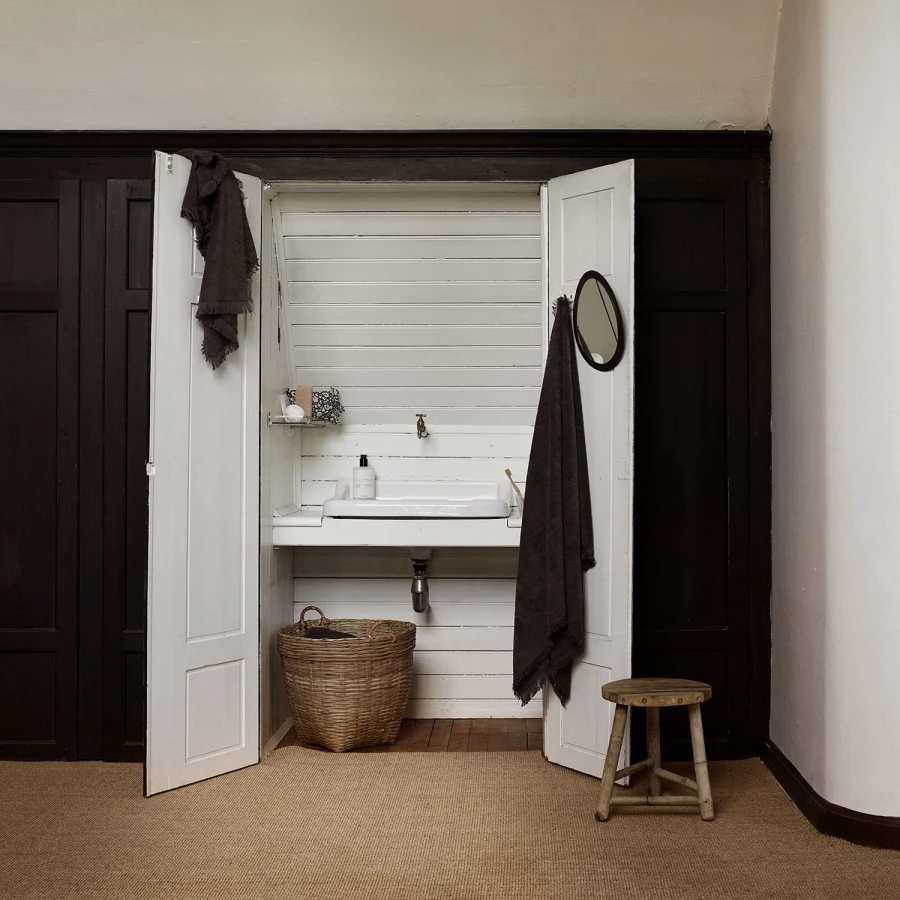 bamstoolH35_basmarket-M_staylibbath-pirate_handsoap-vanilla_towelfeel50-phantom_mirroregg-L-tin.jpg