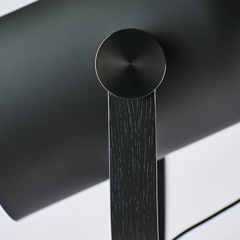 leklint362_carronade_ii_floorlamp_black_blackoak_details.webp