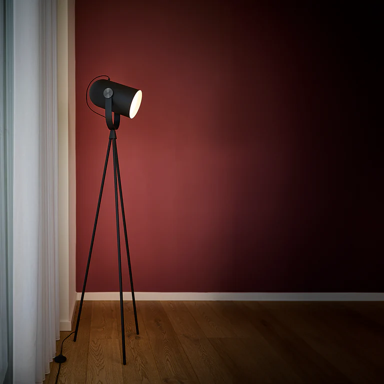 leklint362_carronade_ii_floorlamp_black_smokedoak_lifestyle2.webp