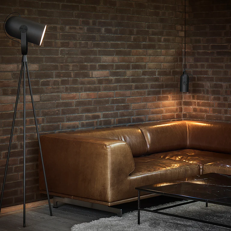 leklint362_carronade_ii_floorlamp_black_blackoak-leklint162_carronade_ii_pendant_black_blackoak_lifestyle.webp