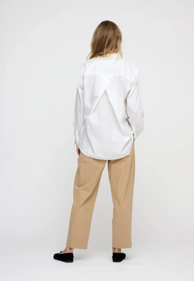 gaia_shirt_white_lower_pants_warm_sand_0593_low_1200x.webp