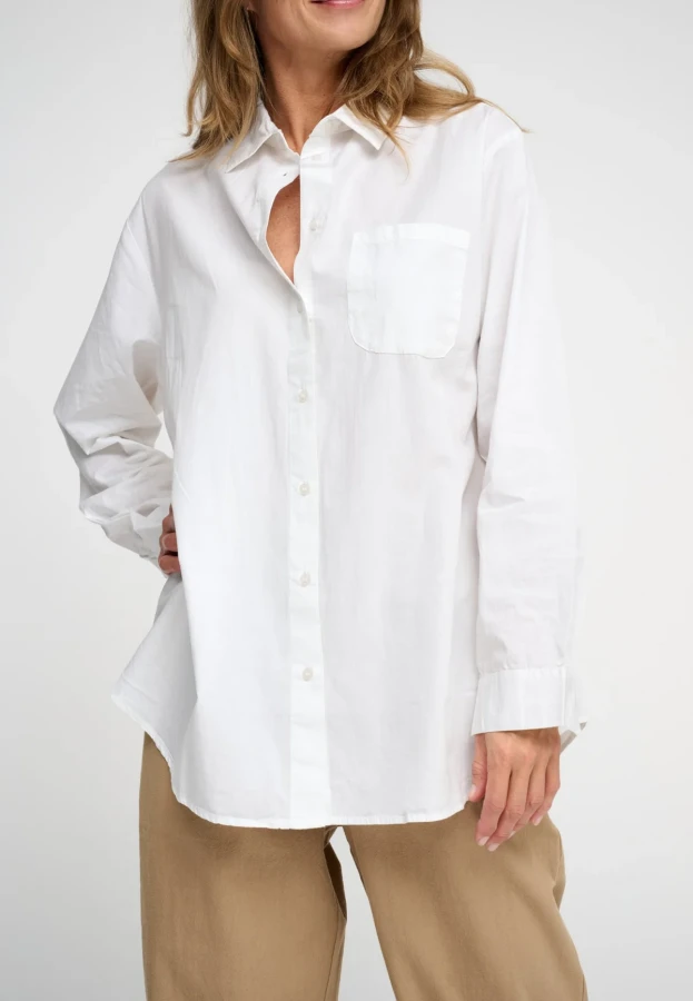 gaia_shirt_white_lower_pants_warm_sand_0604_low_1200x.webp