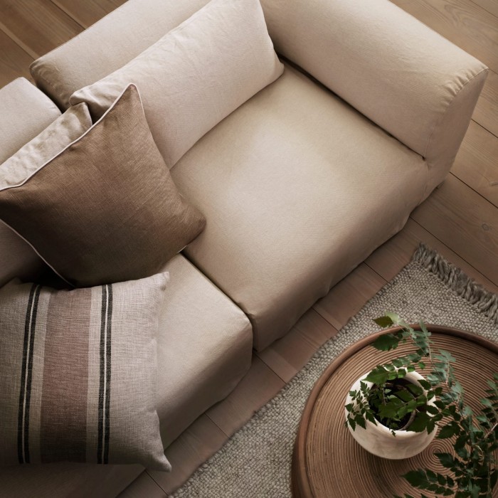 aw25_MODULE-JOP-SHADOW_MODULECORNER-LEFT-JOP-SHADOW_EVERSTRIPE55-LINEN_EVERLIN40-CARAMEL_manodrumo75-car_WARMRUG80X120-SAND.jpg