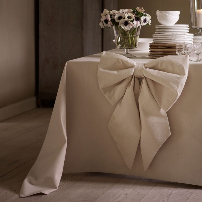 tinekhome_wintergallery_BOW-XMAS-XL-CREAM_CHEFTABLECLOTH-CREAM.jpg