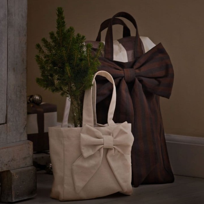 tinekhome_wintergallery_bowminibag-creame_bowgiftbag-brown.jpg__720x720_q85_crop_subsampling-2_upscale.jpg