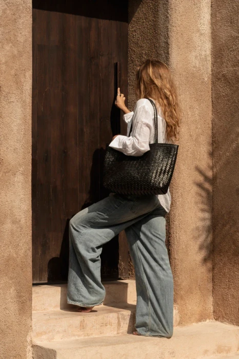 0024586_the-execu-shopper-black.webp