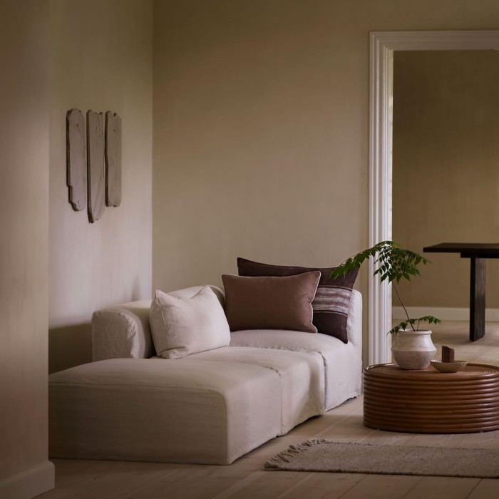 AW25_manodrumo75-car_claygreek-xs-white_MODULEPUF-JOP-SHADOW_WARMRUG80X120-SAND_hatistone-hole.jpg