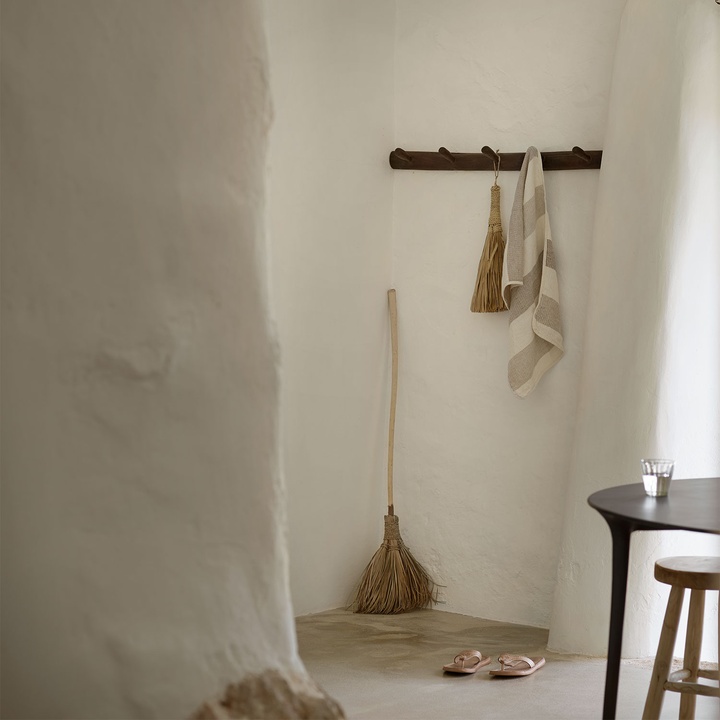 seen_jatirack100-mocca_bohobroom_bohobroom-floor_sandal_edgetowel50-stripe.jpg__720x720_q95_crop_subsampling-2_upscale.jpg