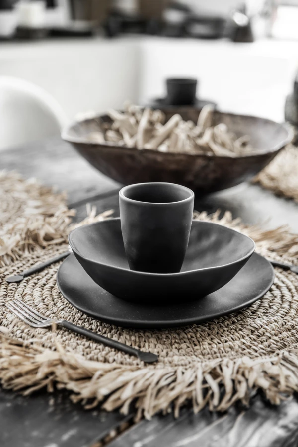 5-the-fringe-raffia-placemat-round-natural.jpg