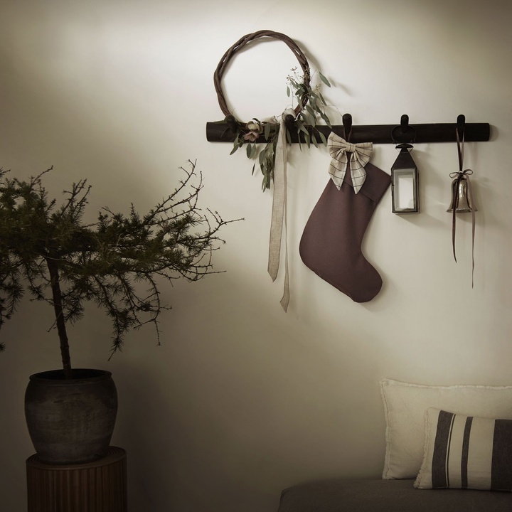 winter26_pot-antik-s_wreath-vine-35_sock-xmas-wine_bow-xmas-m-linen_bell-s-caramel_jatirack100-mocca.jpg__720x720_q95_crop_subsampling-2_upscale.jpg