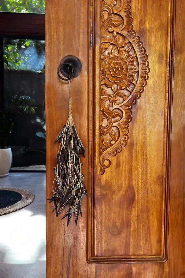 2-the-unicorn-shell-tassel-brown.jpg